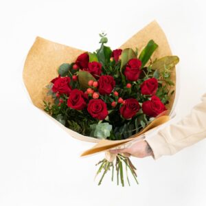 Ramo de rosas rojas frescas con eucalipto y verdes naturales