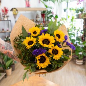 Ramo de girasoles frescos con eucalipto y verdes naturales