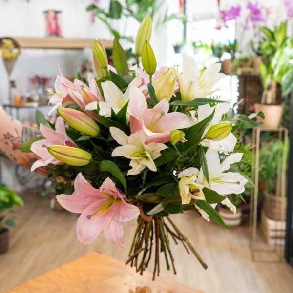 Ramo de lilium frescos con paniculata y eucalipto.