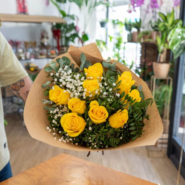 Ramo de rosas amarillas frescas con eucalipto y verdes naturales
