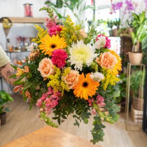 Ramo Alegría variado en tonos vivos y verdes naturales.