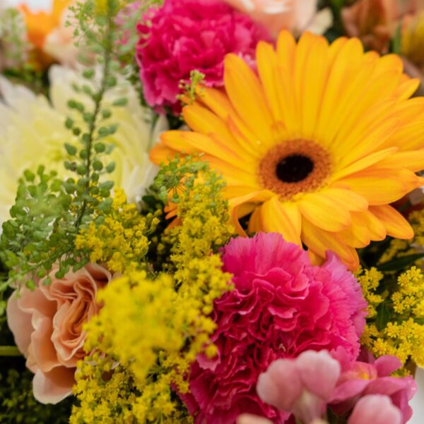 Ramo Alegría con flores variadas en tonos vivos y verdes naturales.