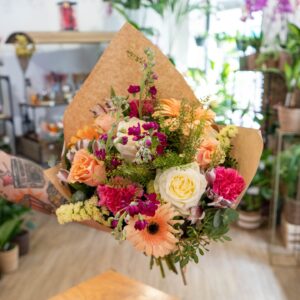 Ramo Armonía de flores frescas variadas con verdes naturales