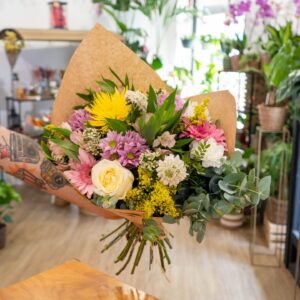 Ramo Susana de flores frescas variadas y verdes naturales