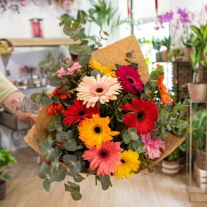 Ramo de gerberas frescas con eucalipto y verdes naturales, alegre y vibrante