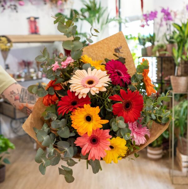 Ramo de gerberas frescas con eucalipto y verdes naturales, alegre y vibrante