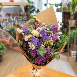 Ramo eterno de flores secas con statice, paniculata y eucalipto