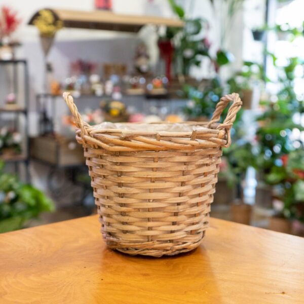Cesto de mimbre decorativo con asas, ideal para plantas y arreglos florales